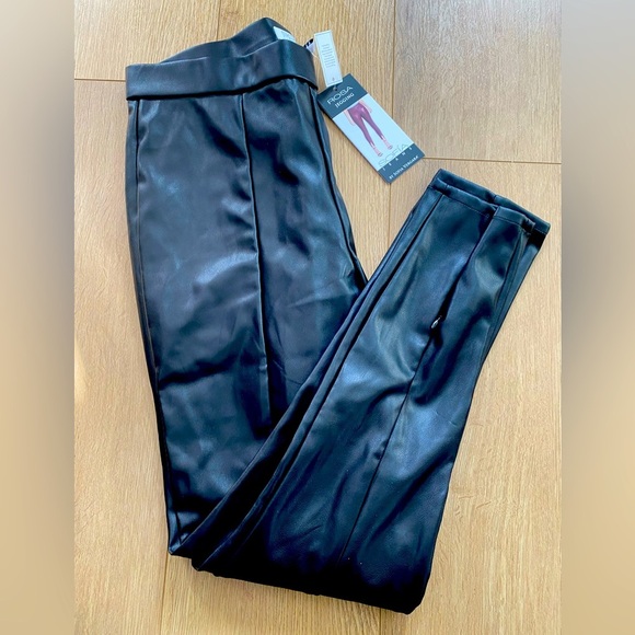 sofia by sofia vergara Pants - NWT 10 Sofia Vergara BLACK Jeggins Rosa Zip Hem Faux Leather pull On Stretchy